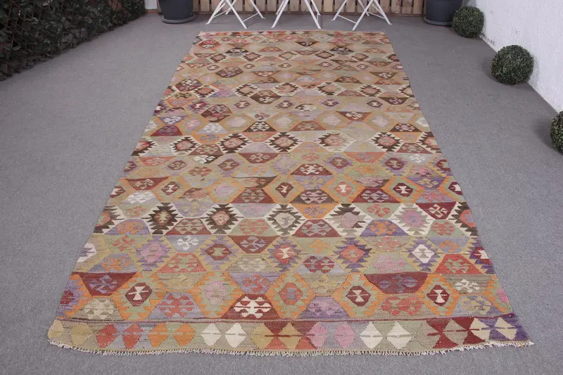 Handgefertigter Teppich in Grün und Orange, 5,3 x 10,6 Fuß Patchwork