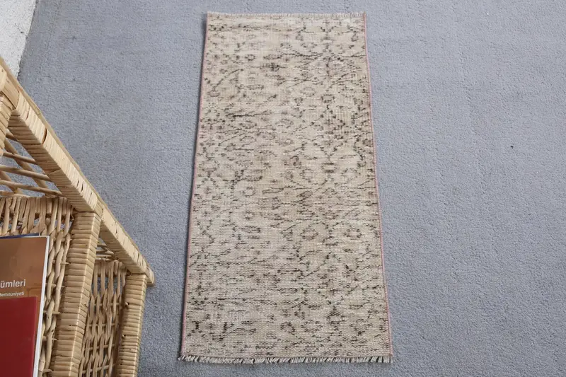 Eleganter Teppich in Beige und Rosa, 1,3 x 2,7 Fuß, gestreift, geometrisch