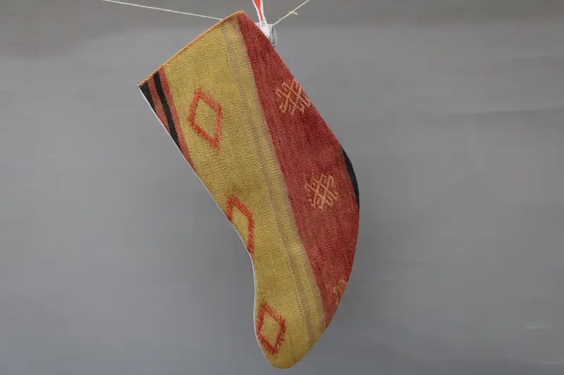 Medias navideñas rojas con adornos verdes, decoración festiva