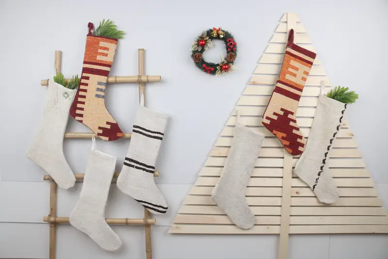 お祝いのクリスマスオーナメントパターン、幅22インチのクリスマスストッキング