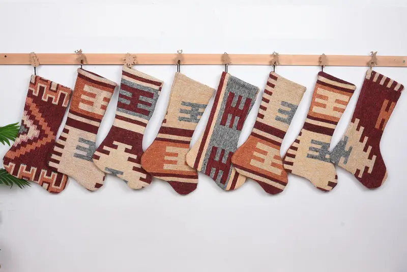 Şenlikli Noel Süsleri Deseni, 7 İnç Genişliğinde Dekoratif Çorap