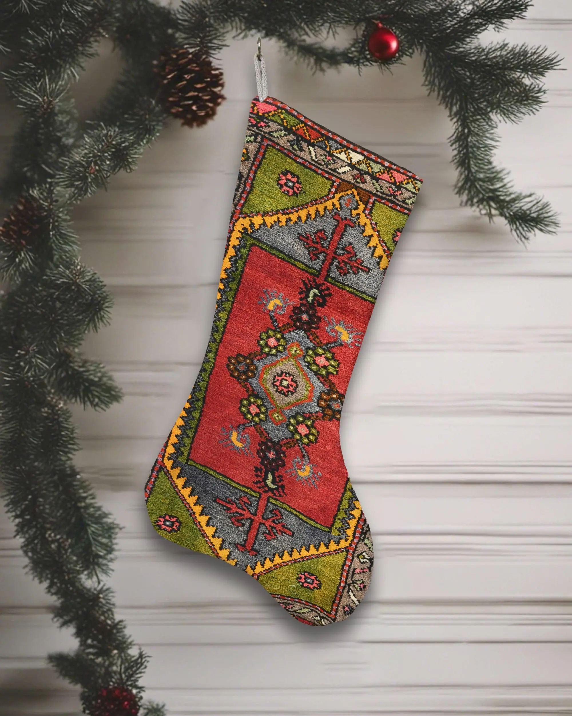 Weihnachtsstrumpf aus Baumwolle, Socke mit festlichen Ornamenten in Rot und Grün - 1