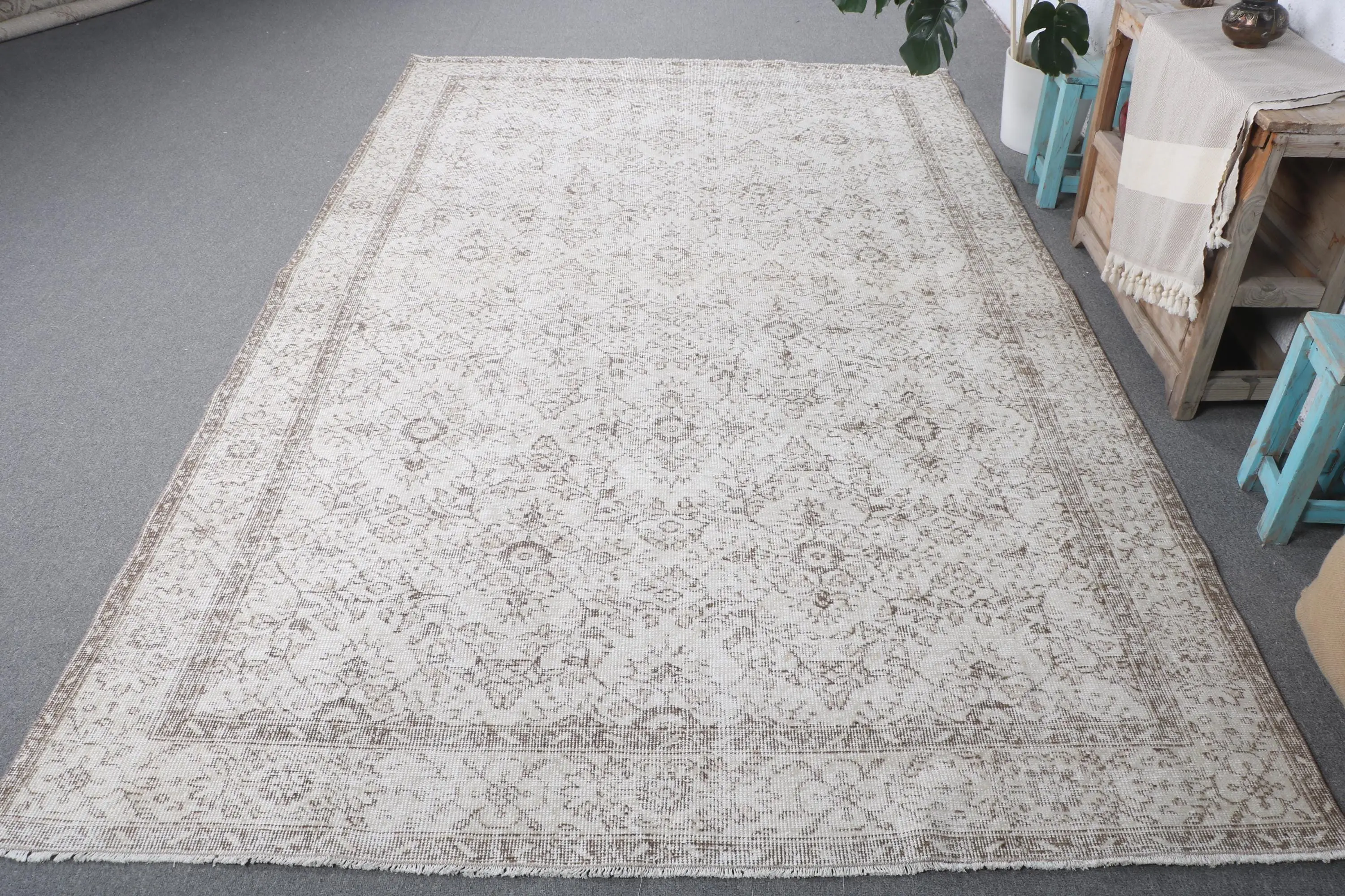 6.2x9.9 ft Vintage Halı, Türk Halısı, Beyaz Bordürlü Yün Halı - 1