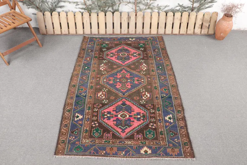 Alfombra hecha a mano de 4x6 pies, patrón Ikat marrón y rosa