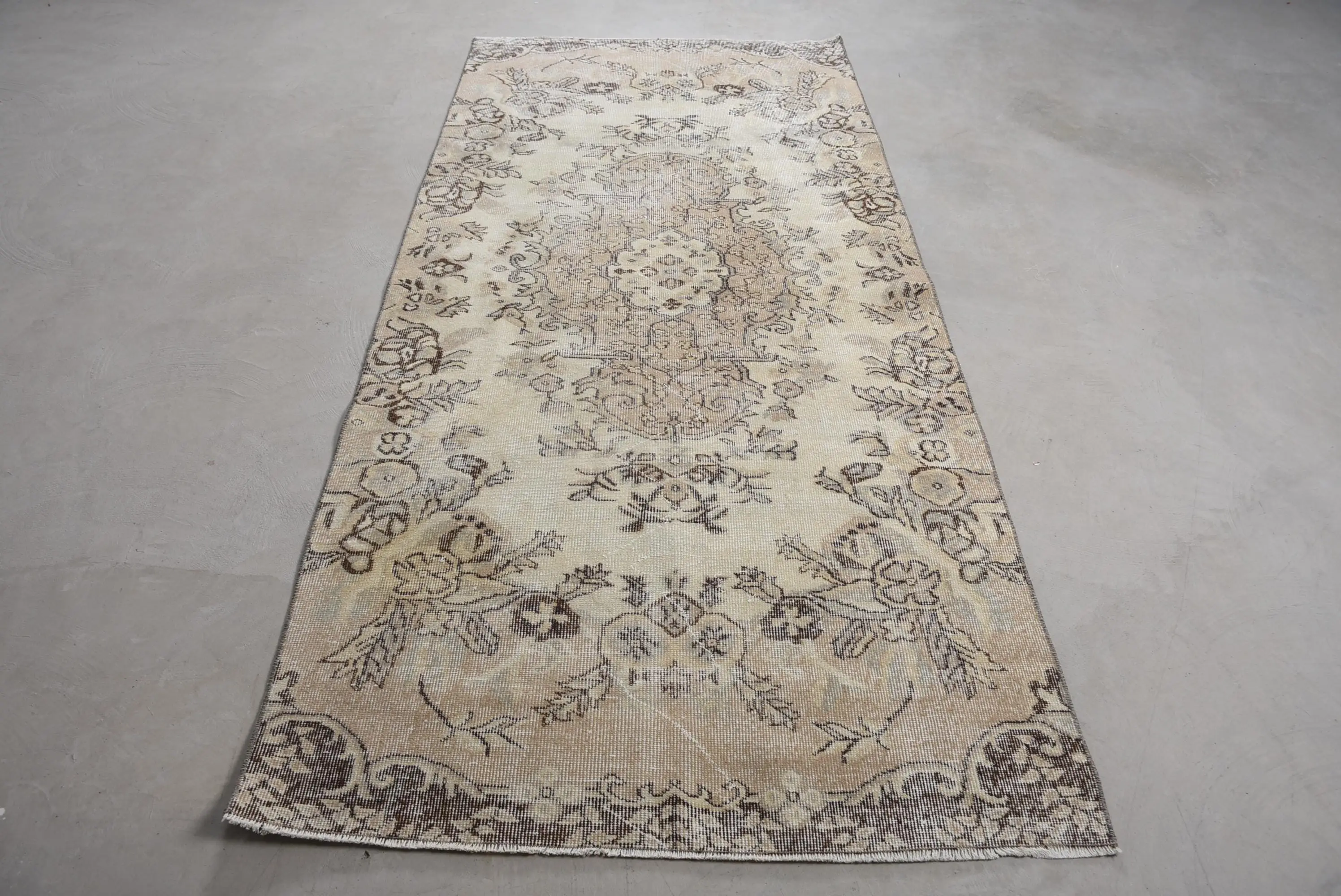 Türkischer Vintage-Teppich 3,8 x 8,8 Fuß, brauner Wollteppich mit Tiermotiv - 1