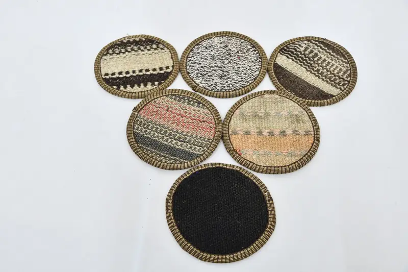 ブラウンとベージュの幾何学模様のコースター、ユニークなラグコースター