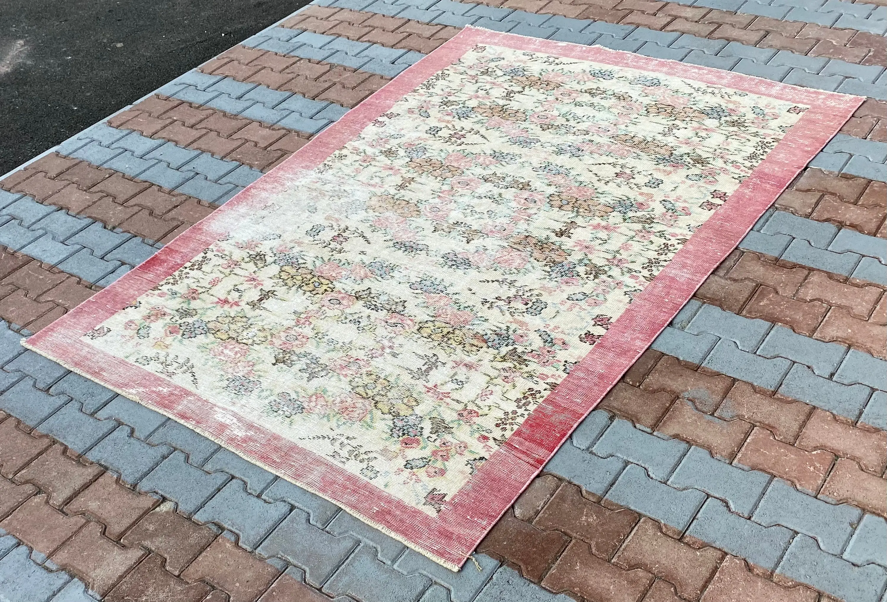 ヴィンテージ ターキッシュ ラグ 5.3x8.6 フィート、ピンクの花柄ウール ラグ - 1