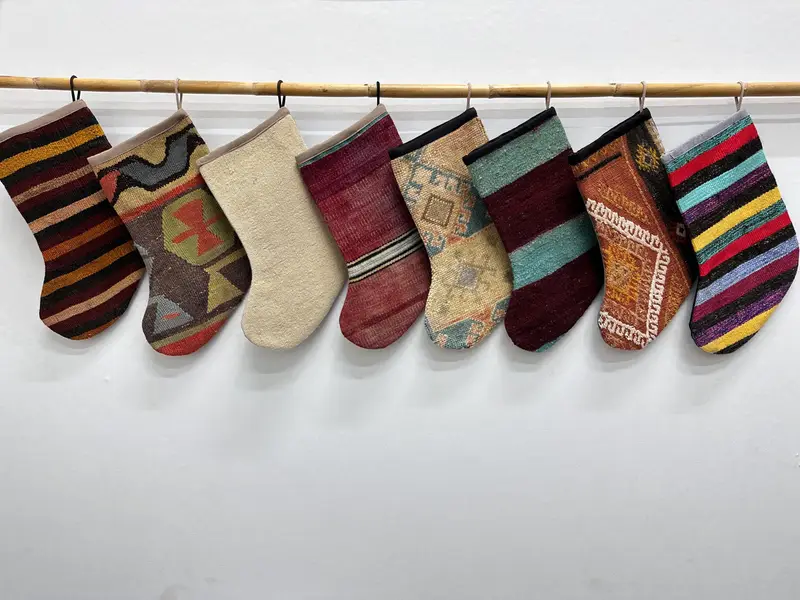 Şenlikli Noel Süsleri Deseni, 7 İnç Genişliğinde Noel Çorabı