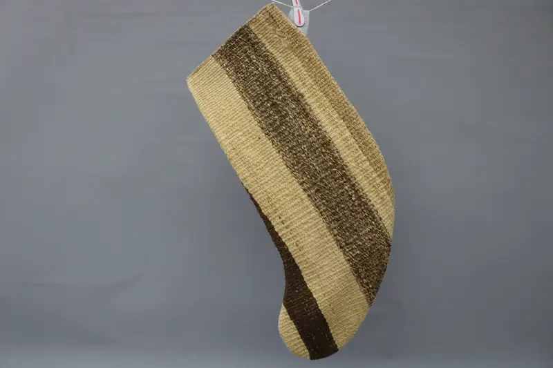 Medias navideñas marrones y beige, medias con patrón de adornos festivos