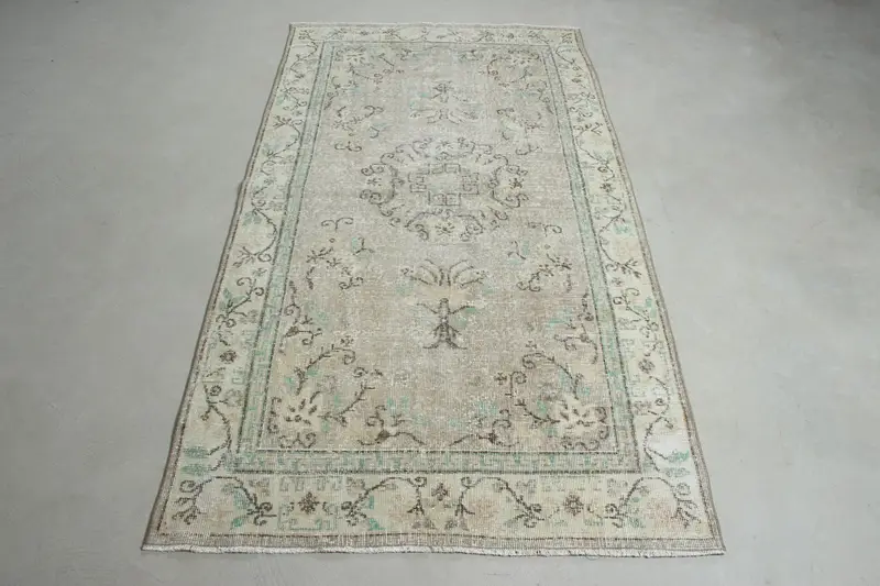 Alfombra Gris con Detalles Verdes, 3,6x7,2ft Elegant Flooring