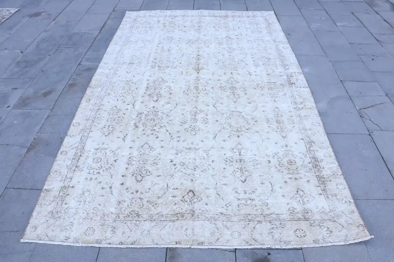 エレガントなベージュのオンブレラグ、5.3x7.4フィートのシックなリビングスペース