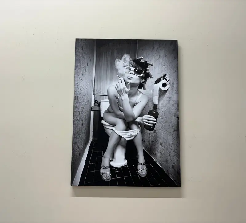 魅惑的なキャンバス: シックなバスルームでエレガントに飲む女性