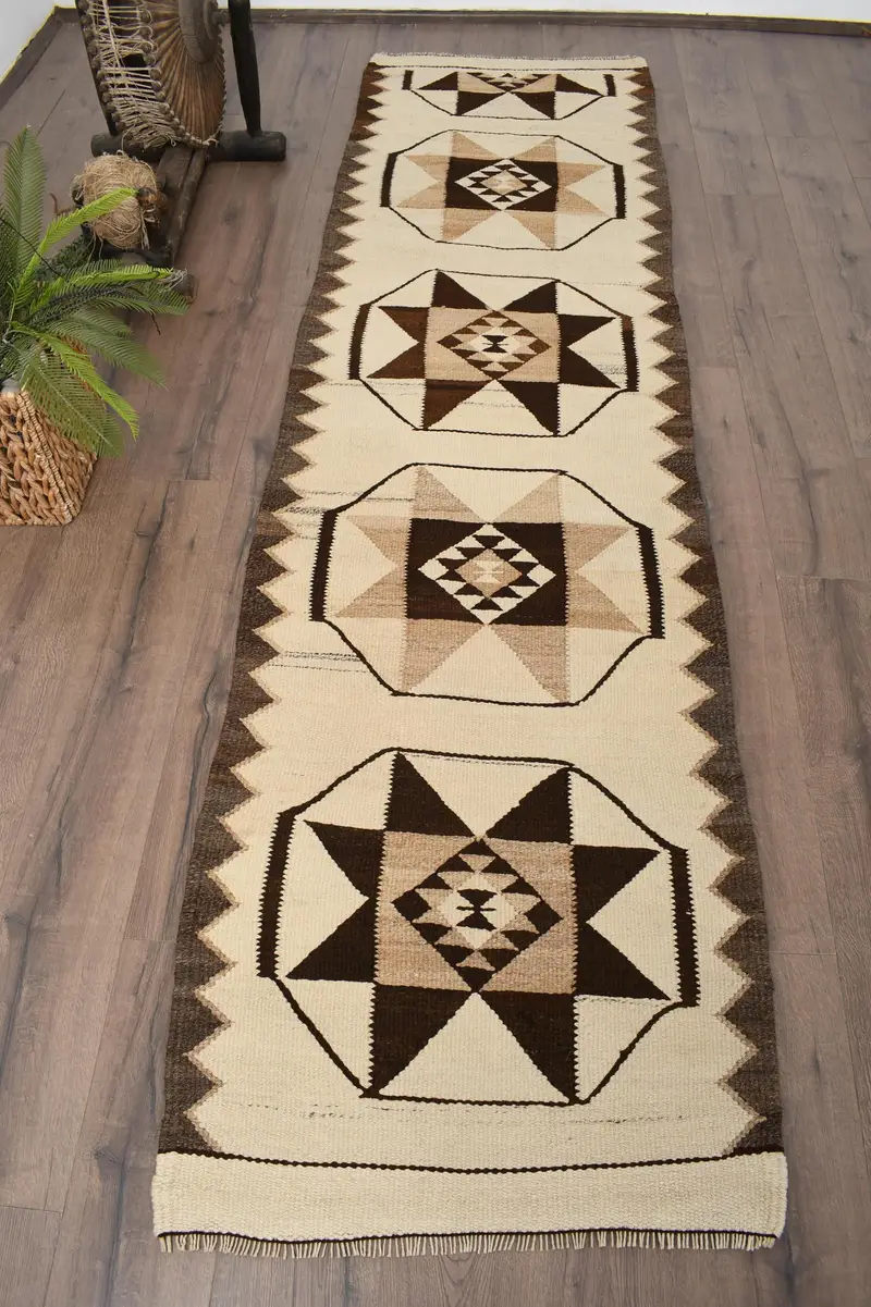 Vintage Kelim Teppich 2,5x9,6 ft, braun-weißer abstrakter türkischer Wollteppich - 1