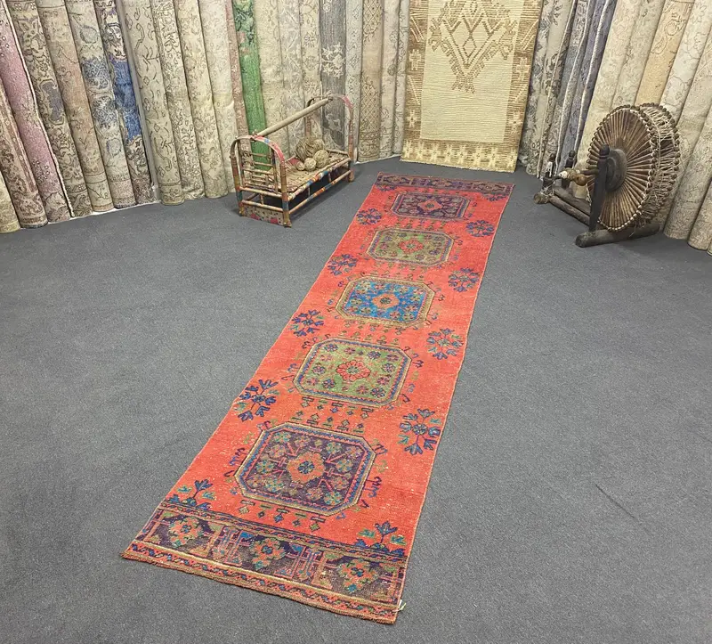 Red and Blue Floral Rug, 2,6x11,1 ft Elegant Decor