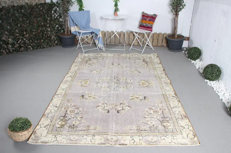 Großer türkischer Vintage-Teppich 163 x 244 cm, grauer Oushak-Teppich mit Tiermuster - 1