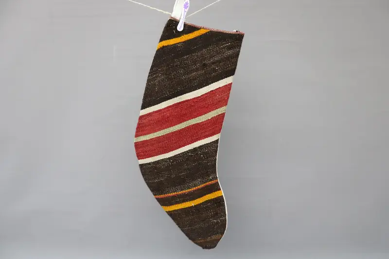 Kırmızı Süslü Kahverengi Noel Çorabı, 9 İnç Genişliğinde Çorap