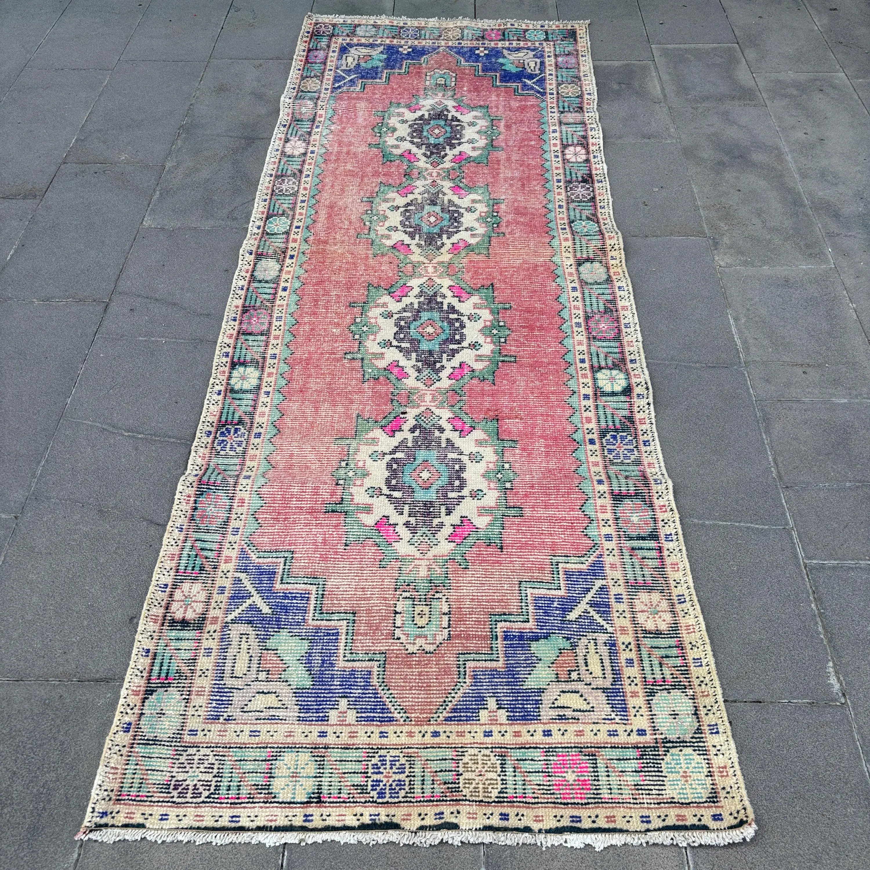 Roter und grüner Teppich, 3,3 x 9,1 Fuß großes botanisches Design - 1