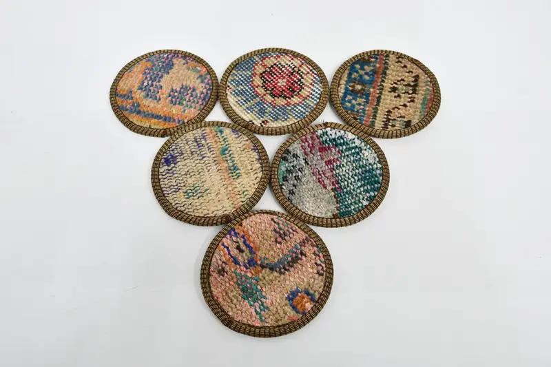 ボヘミアンブルーとベージュのラウンドコースター、スタイリッシュなボヘミアンコースター