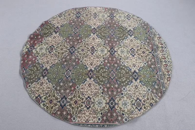 Alfombra beige y verde de 5x5 pies, con motivos florales y geométricos