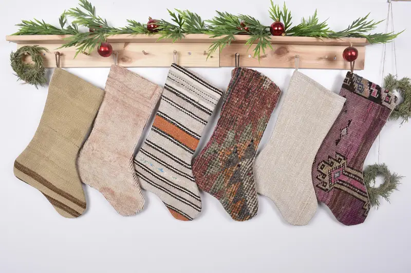 Media navideña beige de 19 pulgadas, media navideña con patrón de adornos festivos