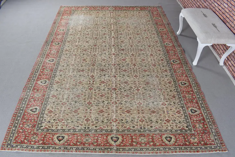 Elegante alfombra beige de 0,6 x 10,5 pies con detalles en rojo