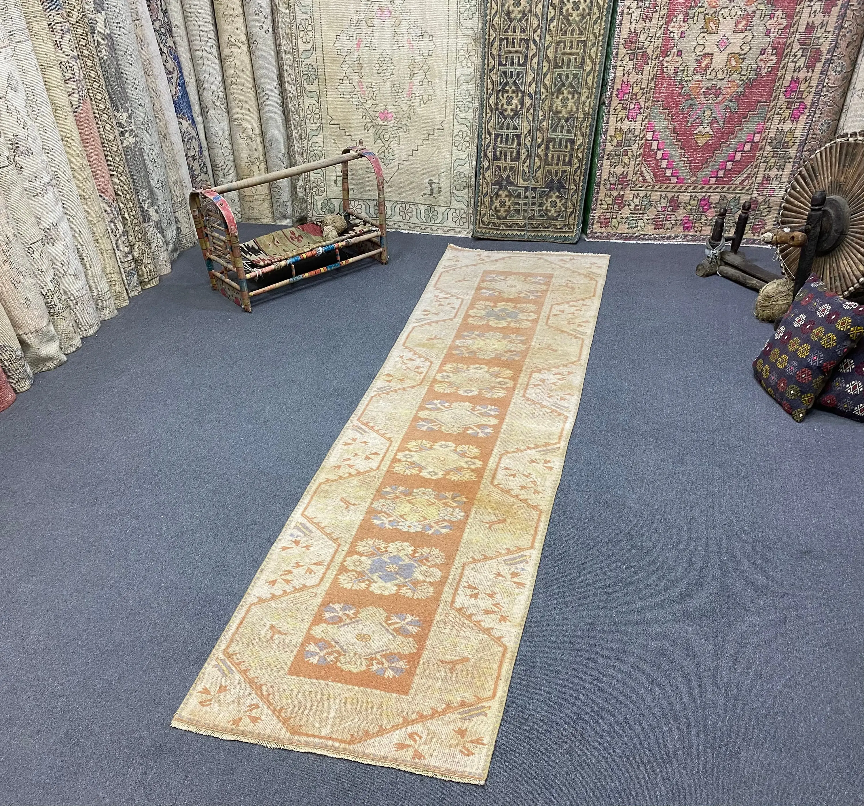 Türkischer Vintage Teppich 2,6x10,1 ft, brauner Blumenteppich - 1