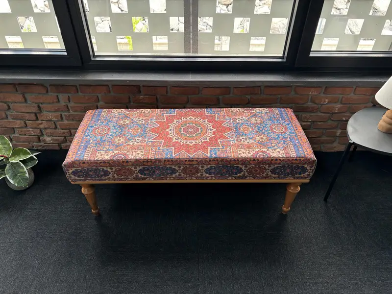 キリム風のウールブレンドを使用したモジュラーレッドオットマン、オットマン