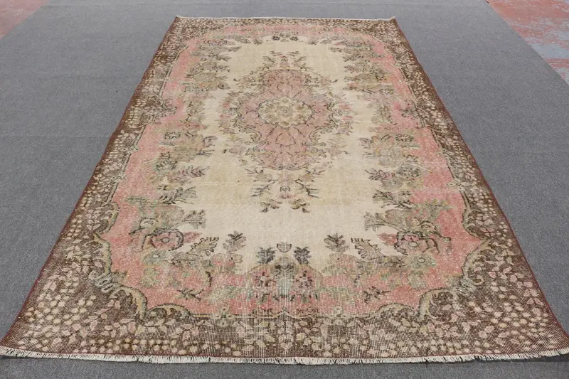 エレガントなベージュ&ピンクのオリエンタルラグ、6×9フィートのシックな装飾