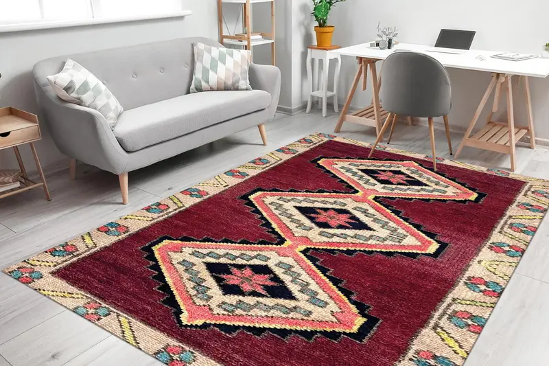 エレガントなプリントラグ：レッド、ピンク、ベージュの幾何学的なヴィンテージスタイル