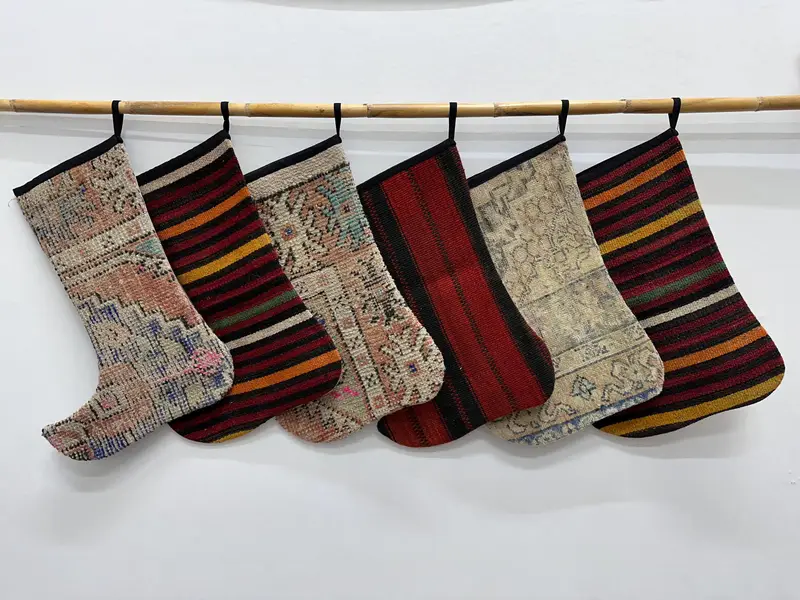 お祝いのクリスマスオーナメントパターン、幅8インチのホリデーストッキング