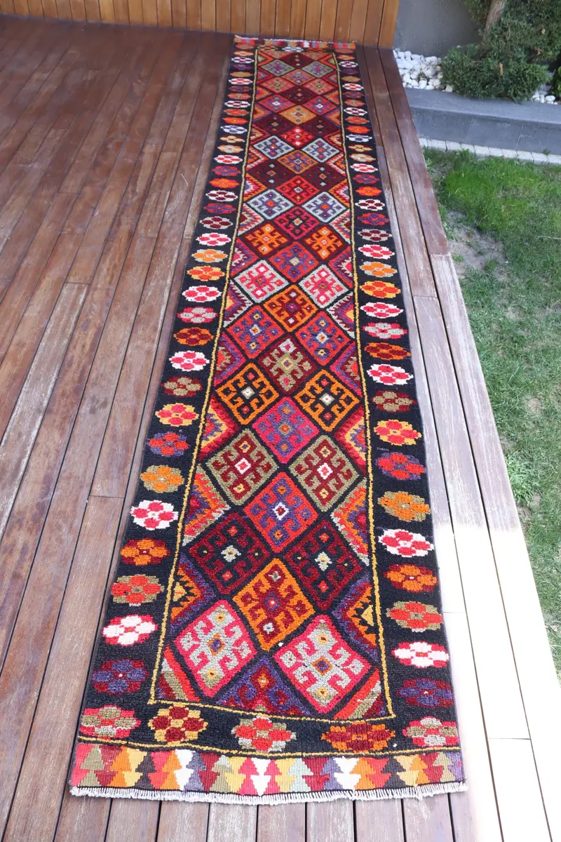 Alfombra Ikat negra hecha a mano, 2,6x13,9 pies con detalles en rosa