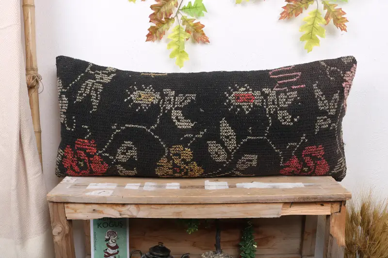 Braun & Rot besticktes Kissen, handgemachtes Leinenkissen