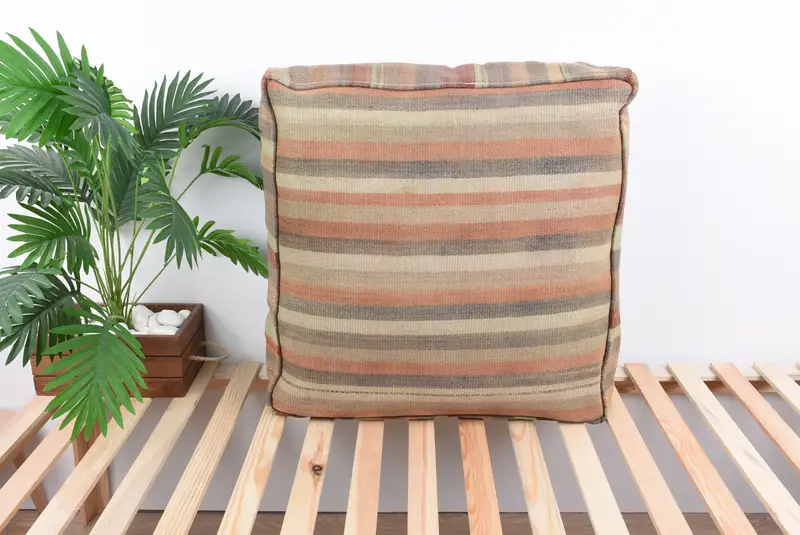 ベージュのキリム風プーフ、ウールカバー付き長方形オットマン