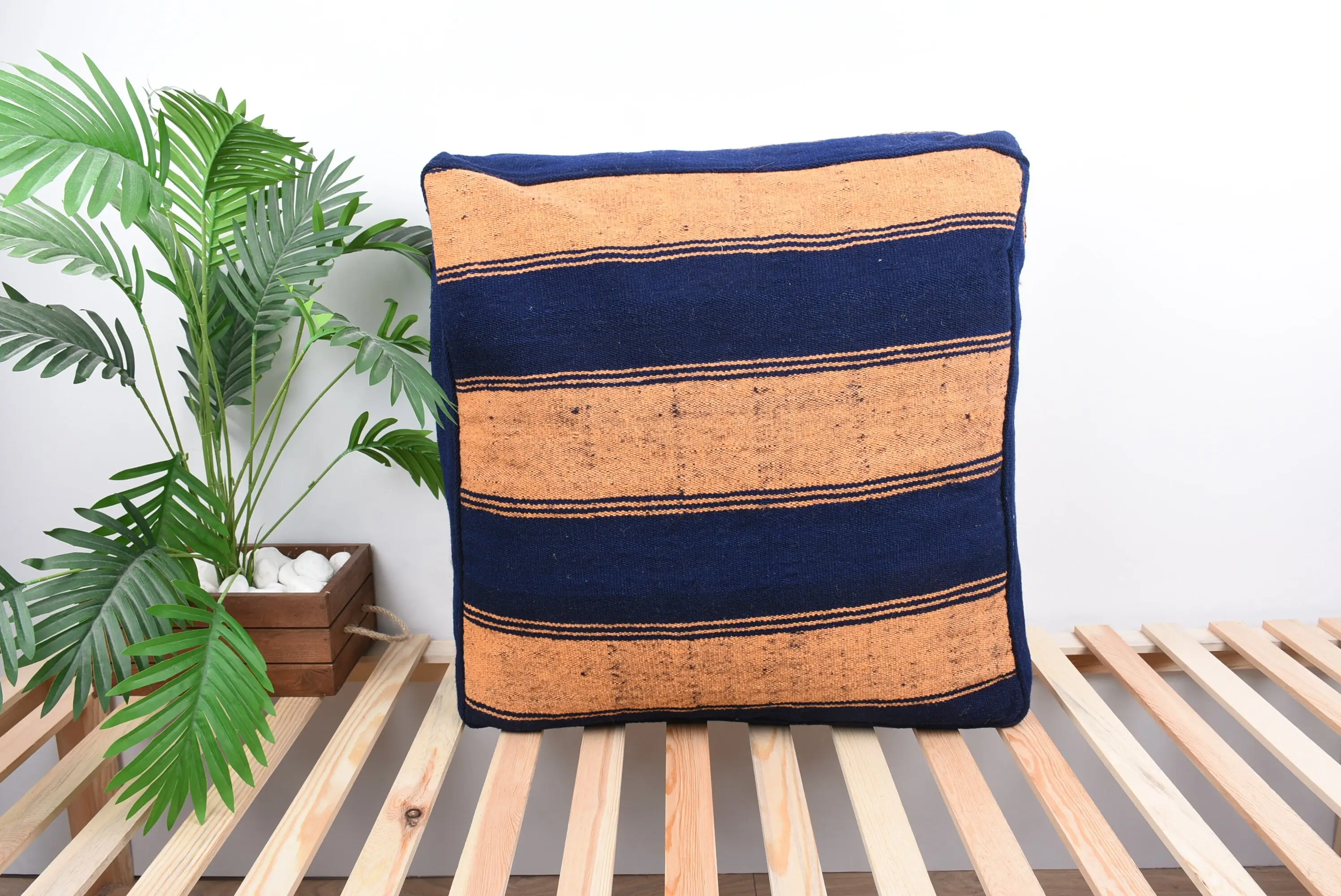 Puf de lana inspirado en Kilim azul y amarillo, puf turco hecho a mano 24x24x6 - 1