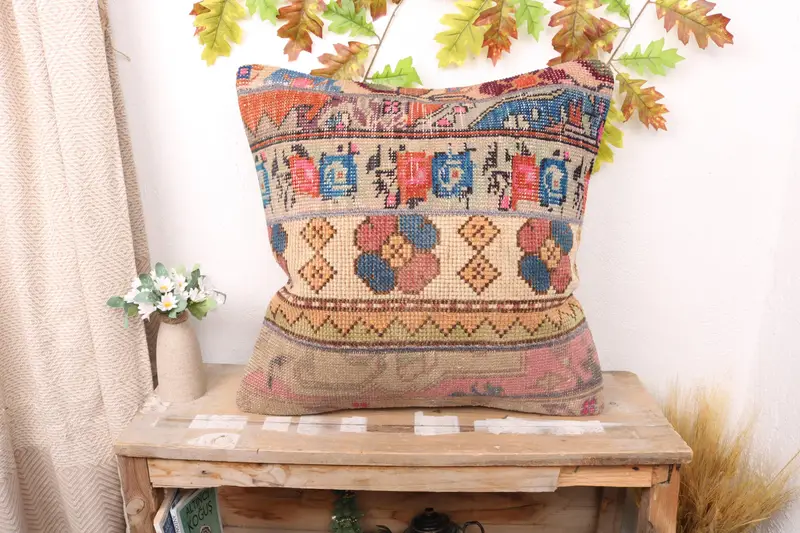 Beige & rotes Patchwork-Kelim-Wurfkissen, besticktes Vintage-Kissen