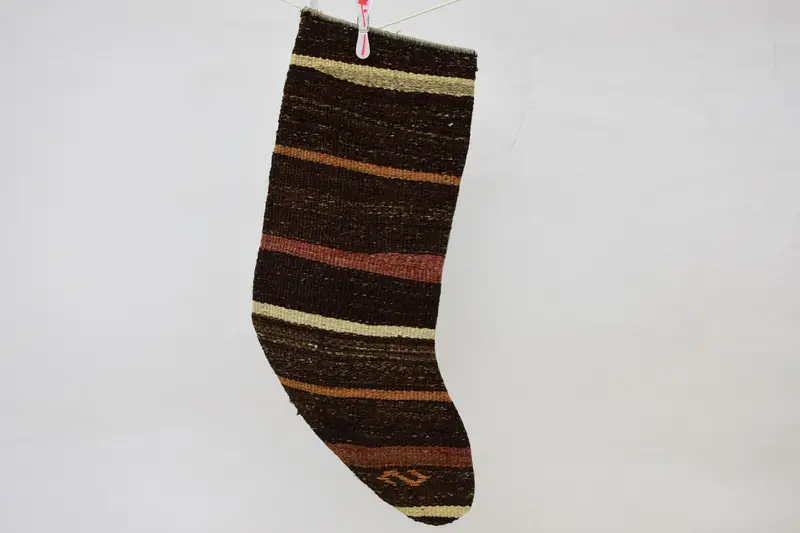 Kahverengi ve Turuncu Noel Süsleri Çorabı, Şenlikli Tatil Dekoru