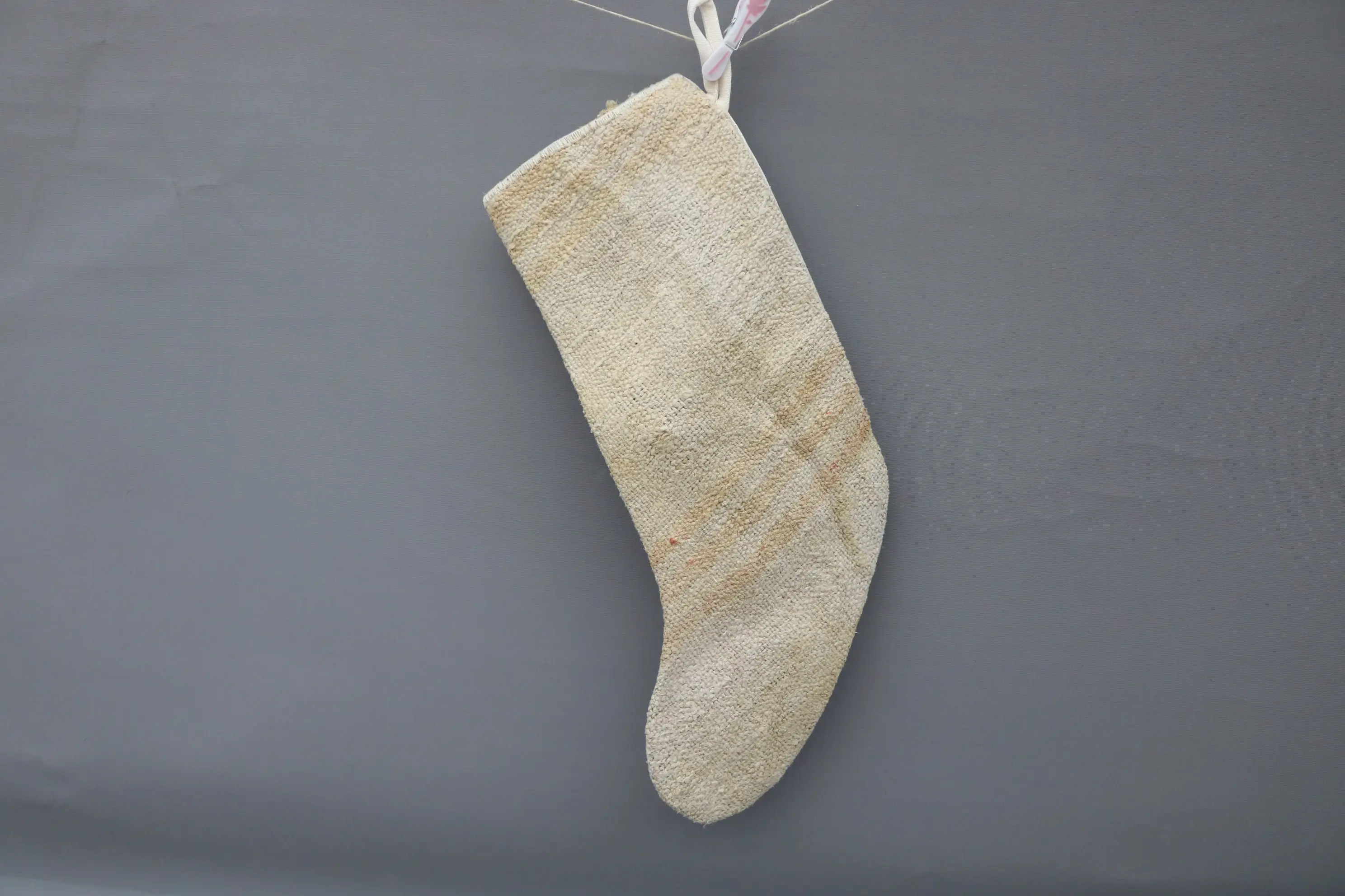 Medias navideñas beige con adornos blancos, decoración festiva - 1