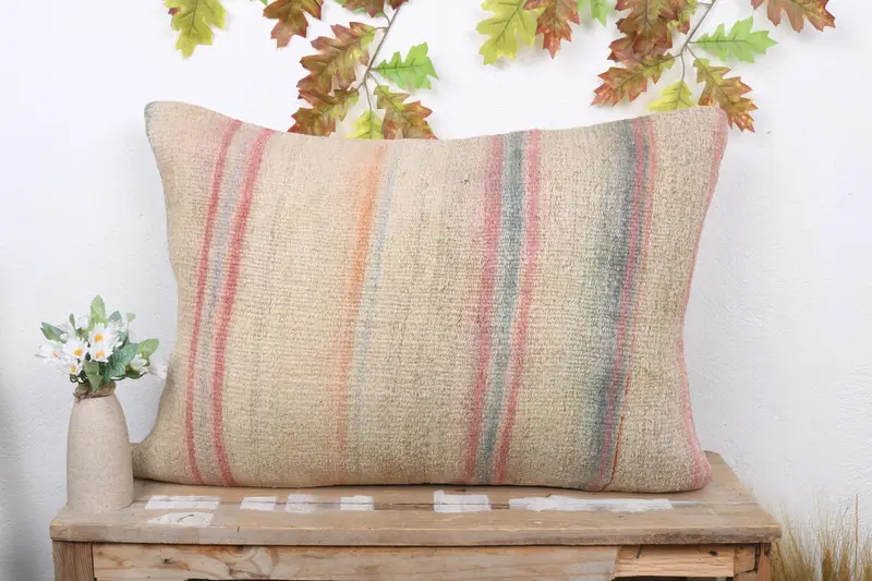 Besticktes Beige- und Rosa-Wurfkissen, Vintage-gestreiftes Kissen