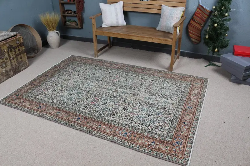 エレガントなグリーン オリエンタル ラグ、4.8x7 フィート、オレンジのアクセント付き