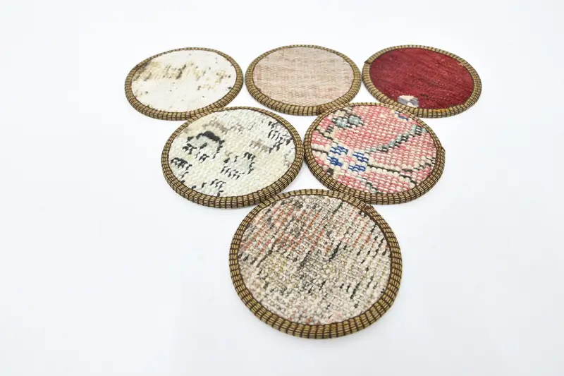 ボヘミアンラウンドコースター、レッドとベージュの滑り止めパッド