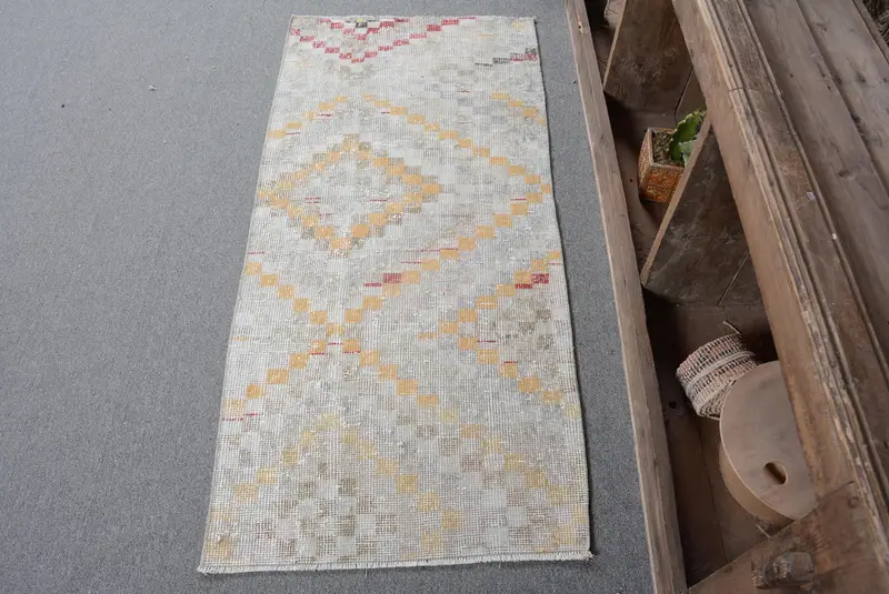 2,2 x 4,8 Fuß großer beigefarbener Südwestteppich mit eleganten gelben Akzenten