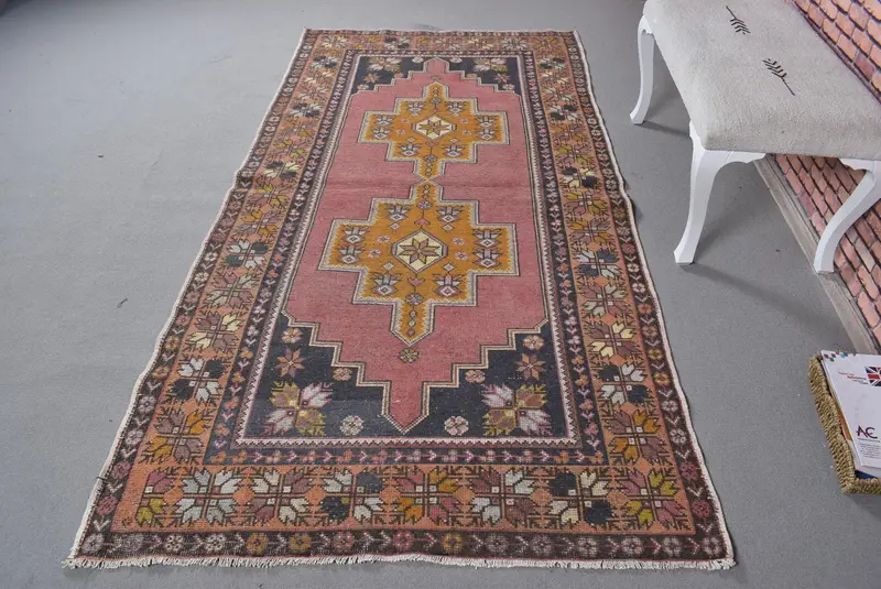 Rosa- und orangefarbener Karoteppich, 4,3 x 8,3 Fuß, schickes Dekor