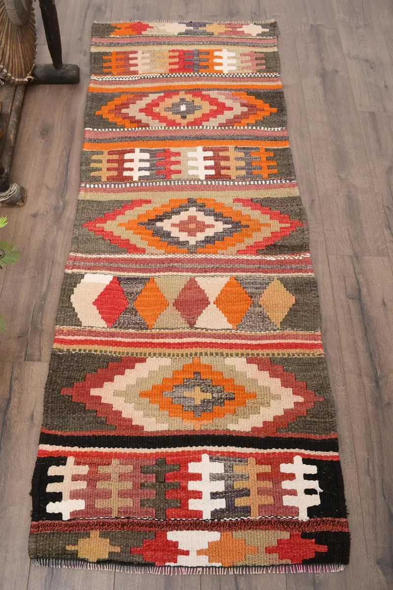 Türkischer Kelim-Läuferteppich, 73 x 203 cm, Vintage-Wollteppich mit rotem Tiermuster - 1