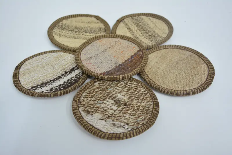ベージュとブラウンのストライプコースター、耐久性のあるキリムコースター