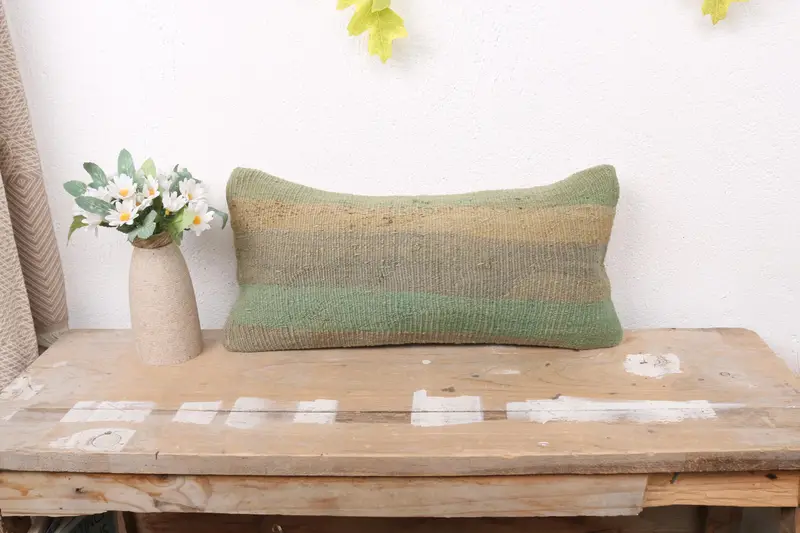 Grün-braun gestreiftes Wurfkissen, 8x16 besticktes Kissen