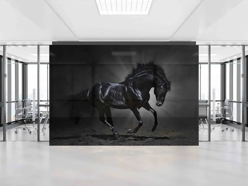 Elegante Tapete mit schwarzem Pferdedruck: Modernes Loft-Dekor