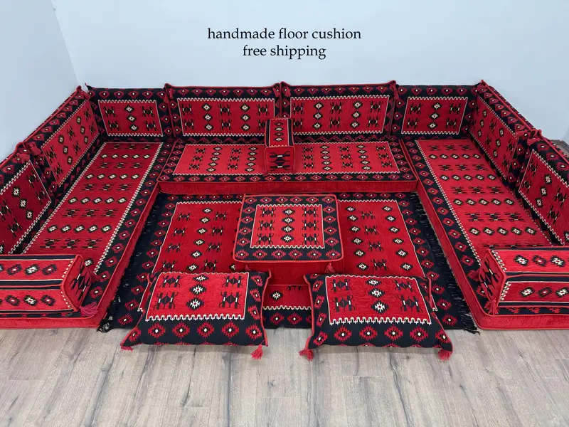 ビクトリアンレッド&ブラックオットマン、ウールブレンドキリム風オットマン