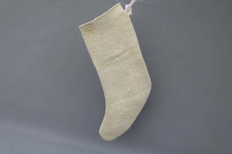 Beyaz Süslemeli Bej Noel Çorabı, 9 İnç Geniş Tatil Çorabı