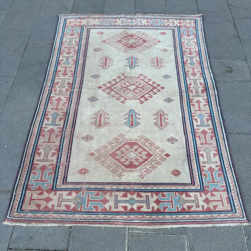 Elegant Beige Oriental Rug, 4,3x6,2 ft with Red Accents
