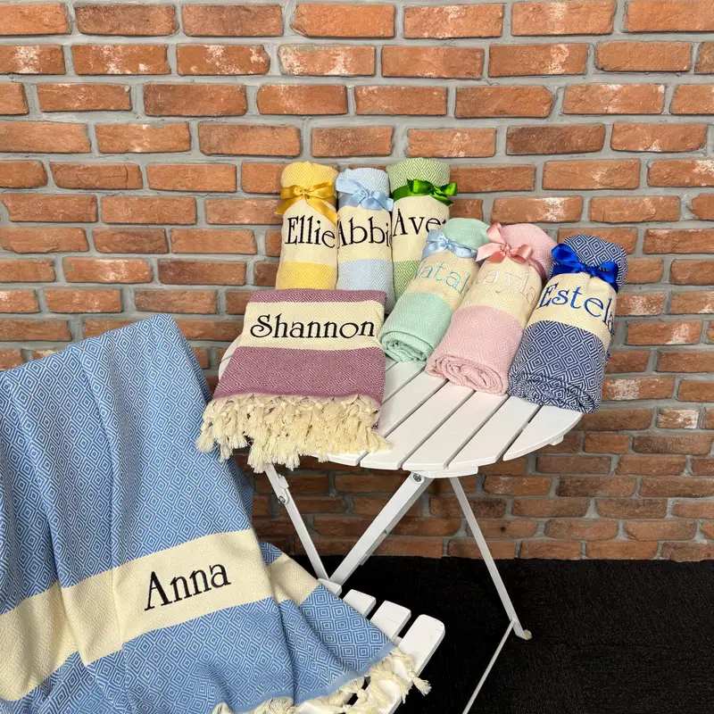 カスタム刺繍トルコタオル、パーソナライズされたブライズメイドギフト、独身結婚式の記念品、軽量コットンタオル